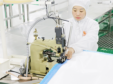 雙針縫紉機(jī)80臺(tái)（一次雙針雙線縫紉，自動(dòng)熱熔切線，杜絕散絲線頭，保證成品清潔度）